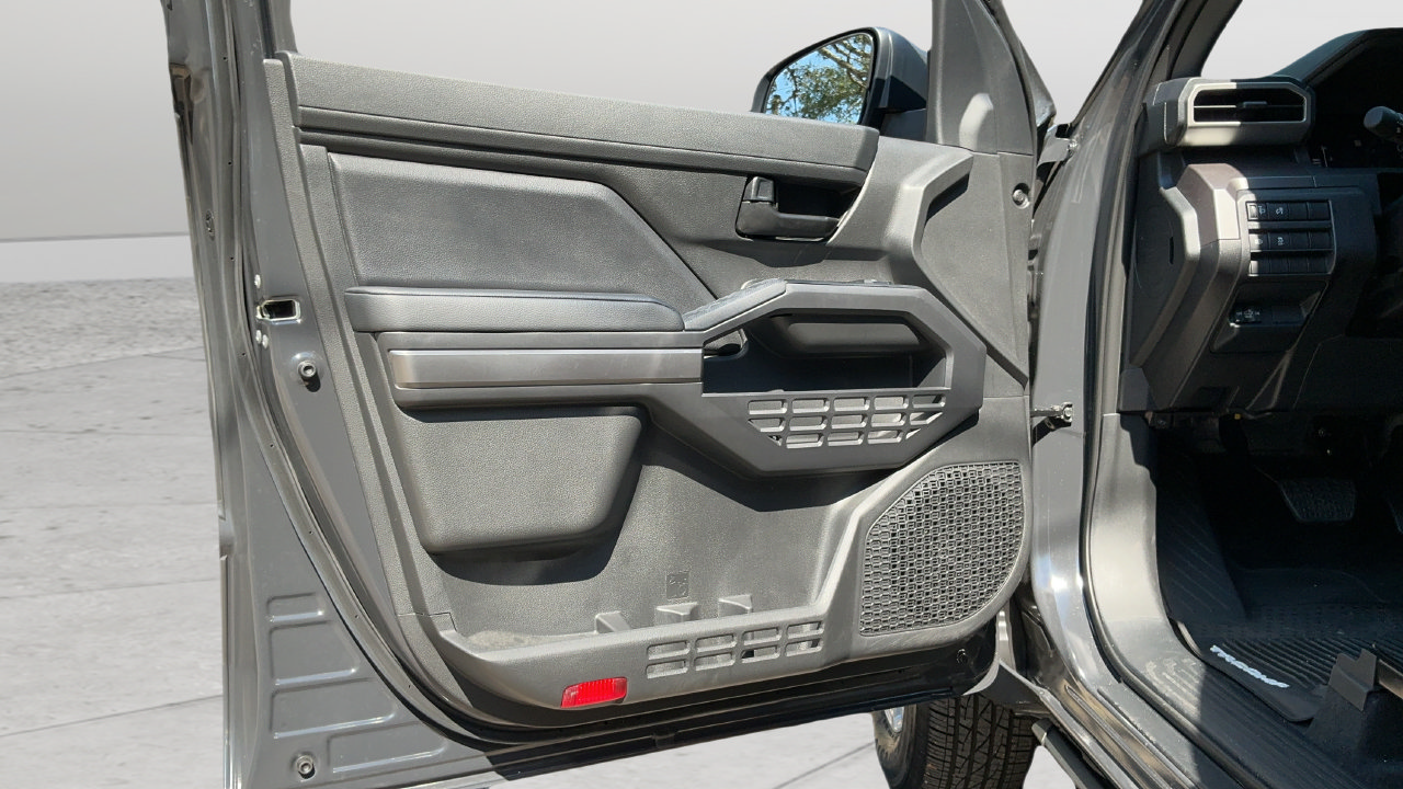 Used 2025 Toyota Tacoma SR5 AWD/4WD image 17