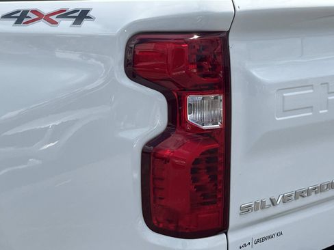 Used 2022 Chevrolet Silverado 1500 LT AWD/4WD image 10