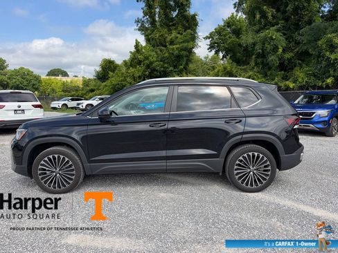 Used 2025 Volkswagen Taos SE w/ Panoramic Sunroof Package FWD image 2