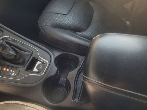 Used 2019 Jeep Cherokee Limited w/ Technology Group AWD/4WD image 26