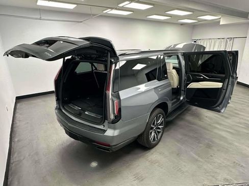 Used 2022 Cadillac Escalade ESV Sport AWD/4WD image 14
