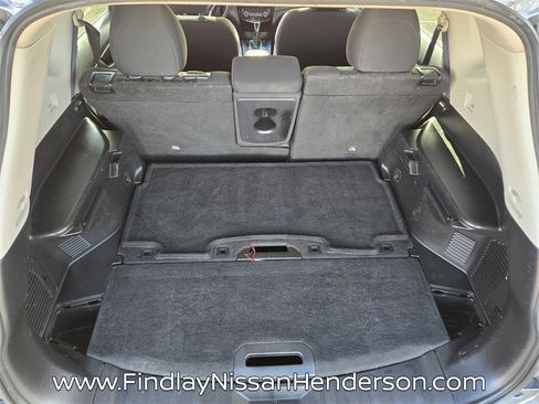 Used 2017 Nissan Rogue SV w/ SV Premium Package image 14