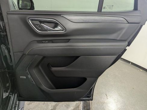 Used 2023 GMC Yukon SLT w/ SLT Luxury Package image 18