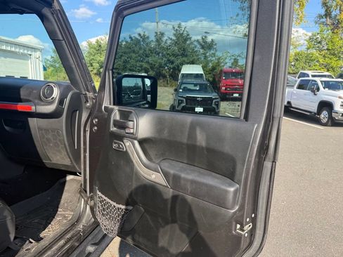 Used 2017 Jeep Wrangler Unlimited Rubicon w/ Connectivity Group AWD/4WD image 18