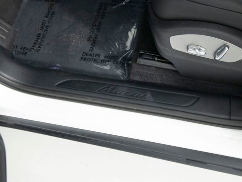 Certified 2025 Porsche Macan AWD/4WD image 22
