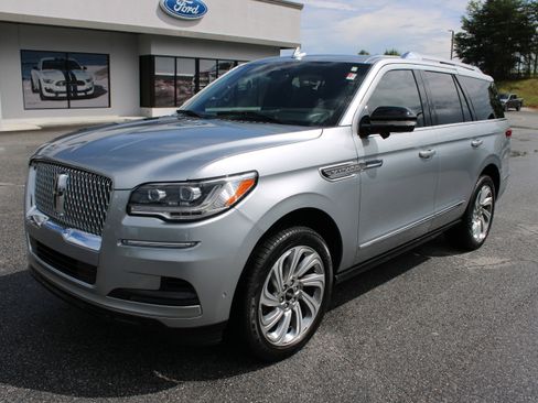 Used 2024 Lincoln Navigator Reserve AWD/4WD image 2
