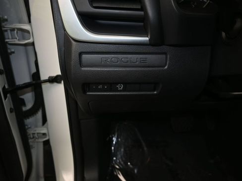 Used 2024 Nissan Rogue S FWD image 12