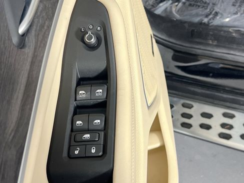 Used 2022 Jeep Grand Cherokee Limited w/ Luxury Tech Group II image 17