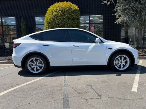 Used 2022 Tesla Model Y Long Range image 18