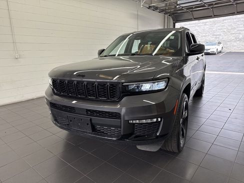 Used 2023 Jeep Grand Cherokee L Limited w/ Black Appearance Package image 3