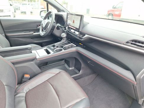 Used 2025 Toyota Sienna XSE image 34