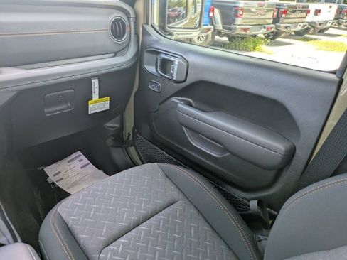 New 2025 Jeep Gladiator Mojave image 15
