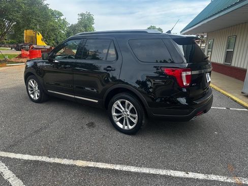 Used 2018 Ford Explorer XLT w/ Equipment Group 202A AWD/4WD image 4