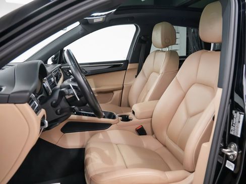 Certified 2022 Porsche Macan AWD/4WD image 5