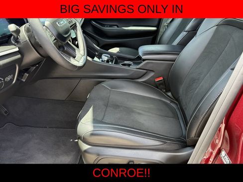 Used 2025 Jeep Grand Cherokee Altitude RWD image 12