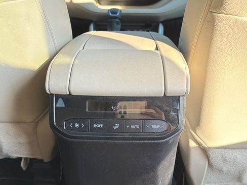 Used 2024 Toyota Highlander XLE FWD image 20
