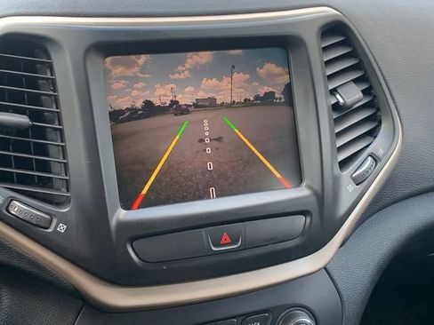 Used 2016 Jeep Cherokee Latitude FWD image 17