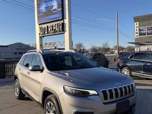 Used 2019 Jeep Cherokee Latitude Plus w/ Cold Weather Group AWD/4WD image 1