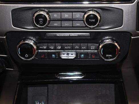 Certified 2022 Ford F450 Platinum w/ FX4 Off-Road Package image 34