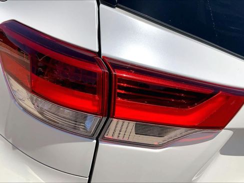 Used 2019 Toyota Highlander XLE FWD image 31