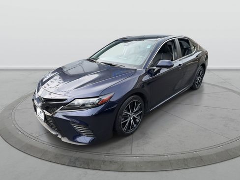Used 2022 Toyota Camry SE FWD image 3