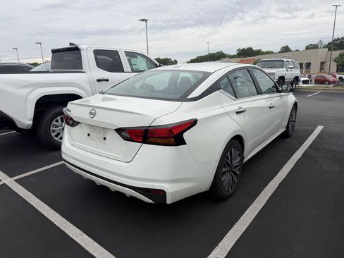 Used 2025 Nissan Altima 2.5 SV FWD image 6