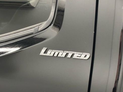 Used 2016 Toyota Tacoma Limited w/ Towing Package image 7