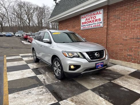 Used 2018 Nissan Pathfinder SL image 1