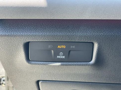 Used 2026 Volkswagen Tiguan SE w/ Panoramic Sunroof Package FWD image 18