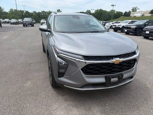 Used 2025 Chevrolet Trax LT FWD image 7