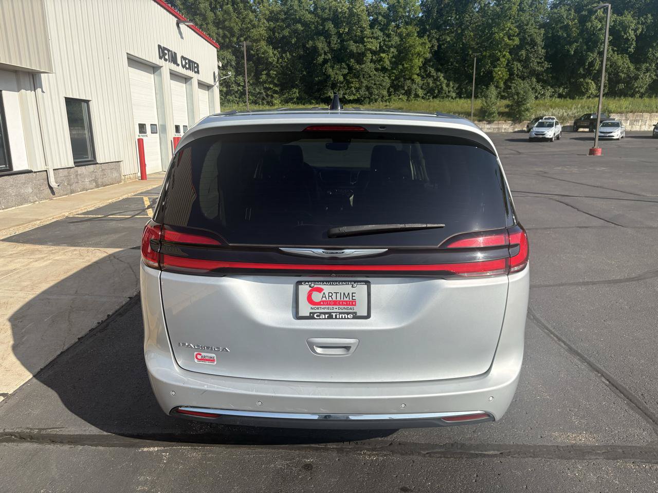 Used 2023 Chrysler Pacifica Touring-L FWD image 7