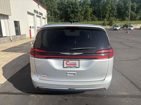 Used 2023 Chrysler Pacifica Touring-L FWD image 7