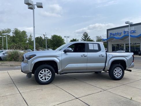 Used 2025 Toyota Tacoma SR5 AWD/4WD image 8