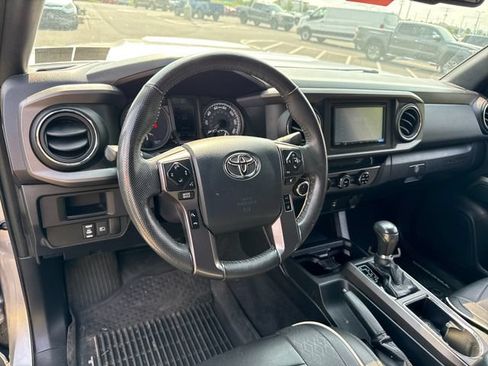 Used 2018 Toyota Tacoma TRD Sport AWD/4WD image 17