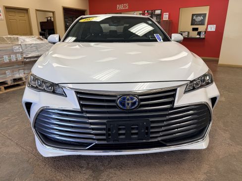 Used 2022 Toyota Avalon XLE w/ Moonroof Package FWD image 2