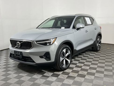 Certified 2025 Volvo XC40 B5 Plus image 6