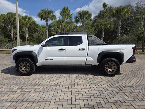 Used 2025 Toyota Tacoma Trailhunter image 8