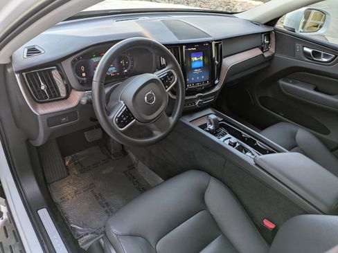 Used 2023 Volvo XC60 B5 Plus image 15