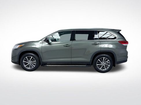 Used 2019 Toyota Highlander XLE AWD/4WD image 11