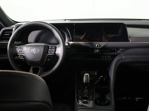 Used 2025 Toyota Crown AWD/4WD image 30