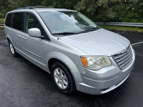 Used 2010 Chrysler Town & Country Touring FWD image 2