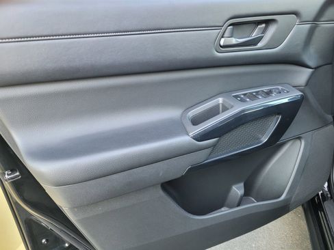 Used 2024 Nissan Pathfinder SV image 16