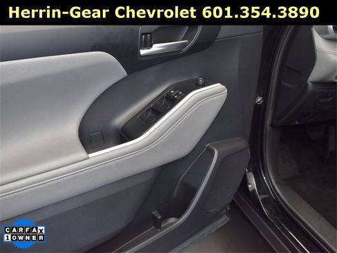 Used 2023 Toyota Highlander XLE image 11