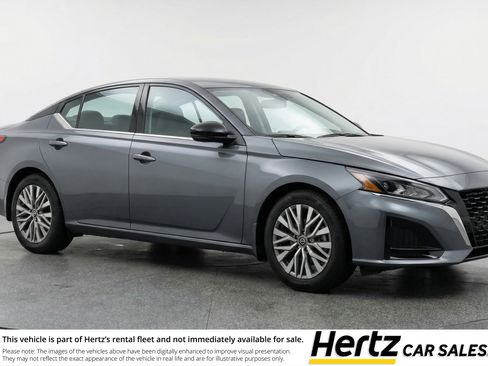 Used 2025 Nissan Altima 2.5 SV image 1