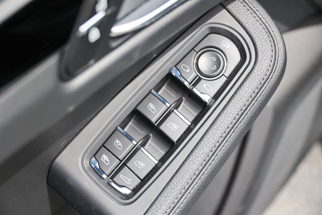 Certified 2026 Porsche Macan AWD/4WD image 8