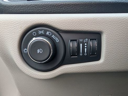 Used 2023 Chrysler Pacifica Touring-L FWD image 26