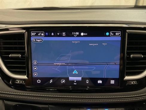Used 2025 Chrysler Pacifica Limited FWD image 18