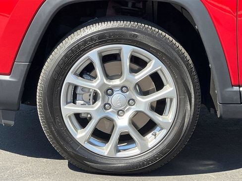 Used 2024 Jeep Compass Latitude image 25