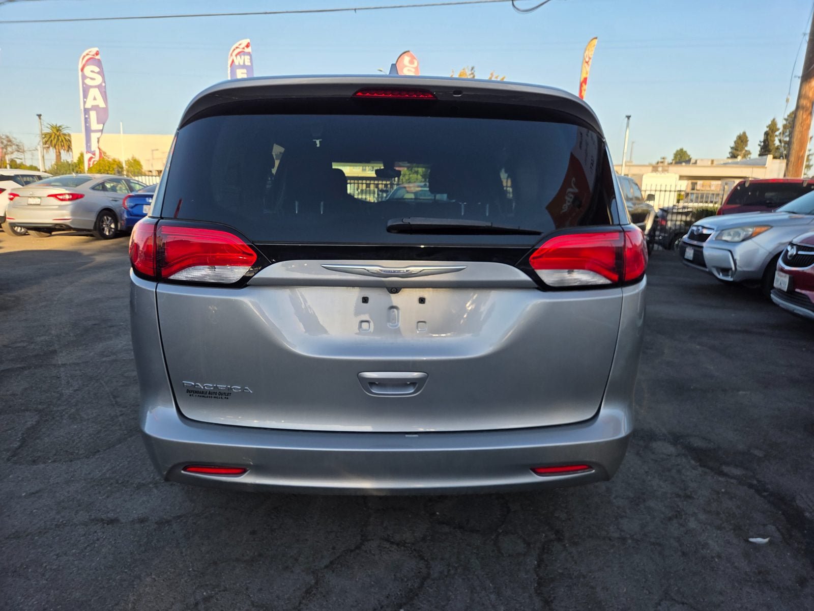 Used 2017 Chrysler Pacifica Touring FWD image 3