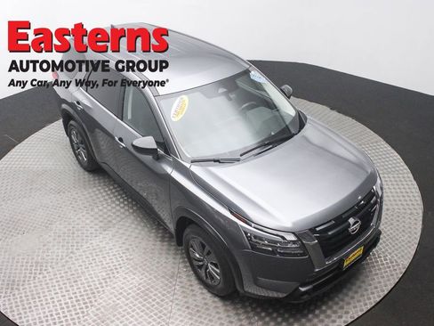 Used 2024 Nissan Pathfinder S image 3